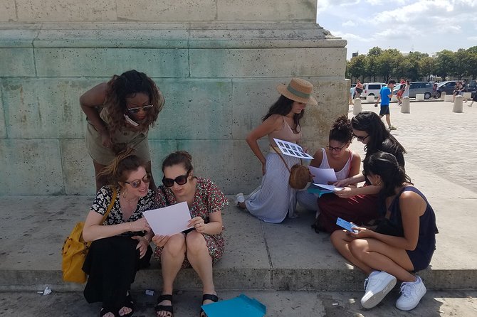 Historical treasure hunt in the city of Versailles - Solving clues among eight royal suspects