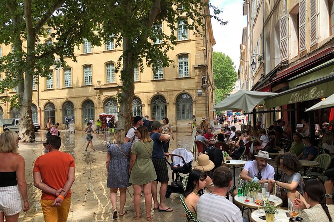 Historical visit/Treasure Hunt of Aix en Provence - Reading the Hôtel de Caumont from the street