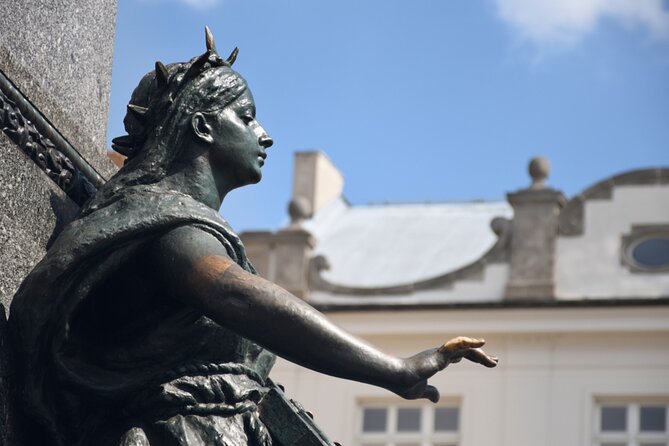 Krakow Old Town Mysteries: Exploration Game and Tour - Ending beside the Wawel Dragon