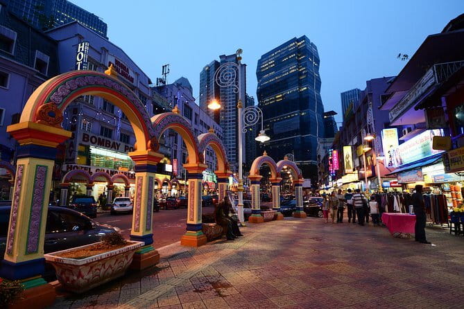 Kuala Lumpur City Exploration Budget Tour - Petronas Twin Towers: start with Kuala Lumpur’s big icon