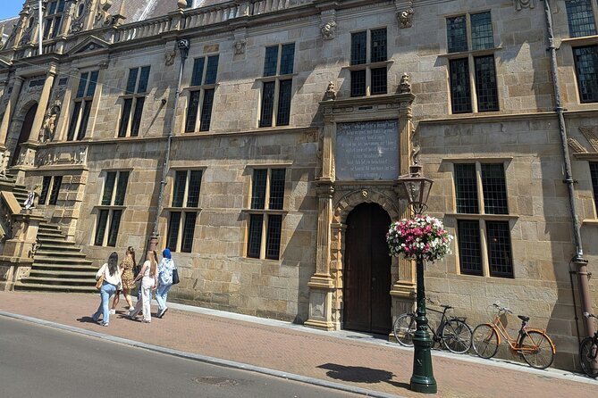 Leiden Rembrandt Quest Through His Life: Exploration Game - Reading the symbolism at Doelenpoort