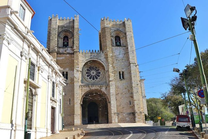 Lisbon Old Town: Exploration Game and Tour - Rossio Square and a stop for local atmosphere