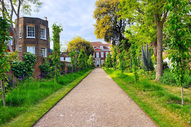 London's Hampstead: A vibrant village voyage city game - Quiet lanes, shops, and dream homes