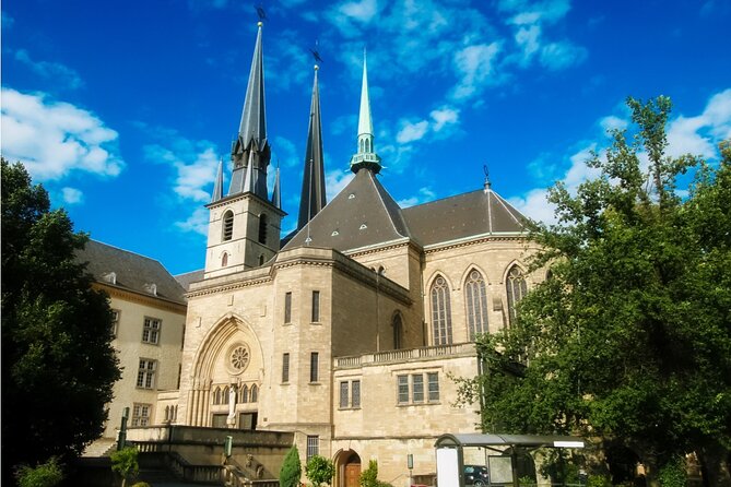 Luxembourg City Romantic Game: Walking Tour & Scavenger Hunt - The national poets and the lion-topped monument