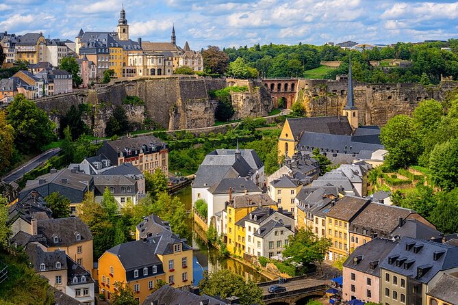Luxembourg City Romantic Game: Walking Tour & Scavenger Hunt - The Gëlle Fra and Luxembourg’s wartime memory