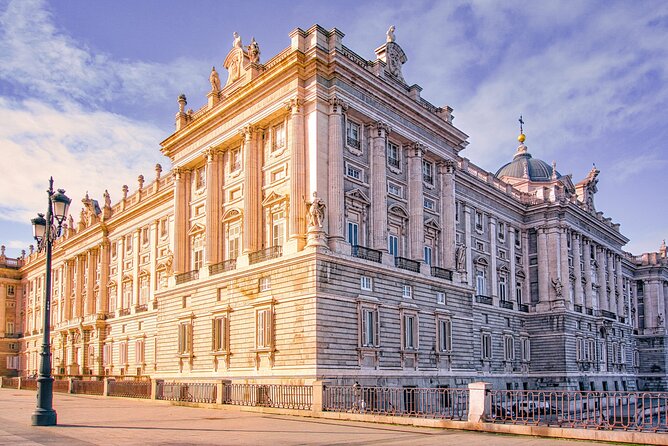 Madrid (Historical Centre) Scavenger Hunt and Self-Guided Tour - El Oso y el Madroño at Puerta del Sol