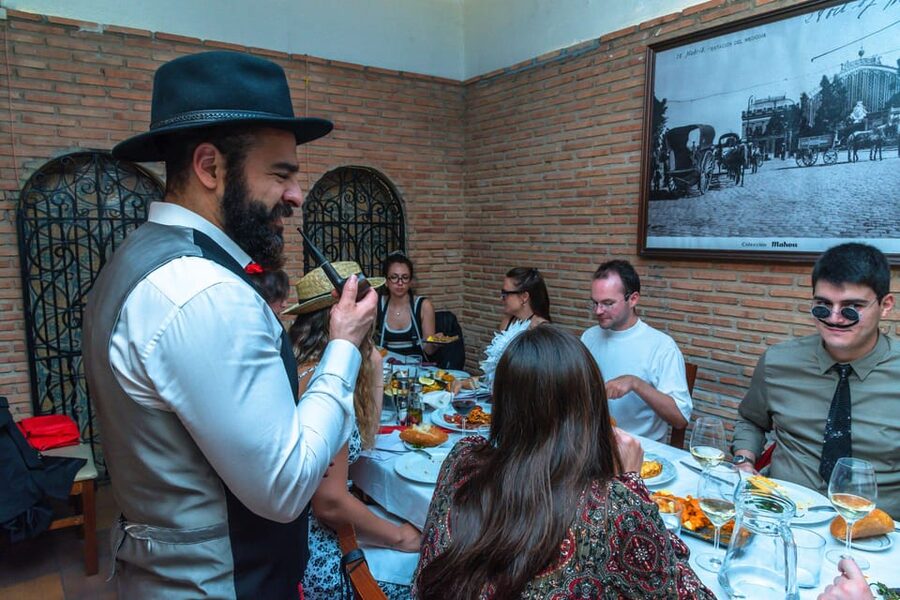 Madrid: Murder Mystery Dinner Experience - Guides, languages, and group style