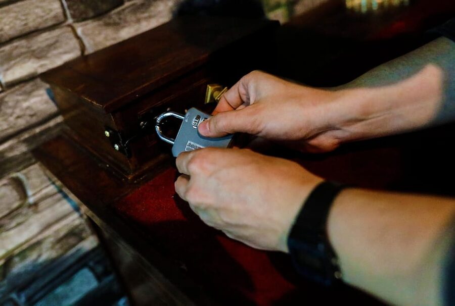 Madrid: Scary Escape Room "The Haunted Box" - A ghost story built around clues and a missing family
