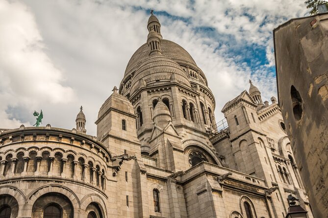 Montmartre Scavenger Hunt and Highlights Self-Guided Tour - What the 10 or more attractions add