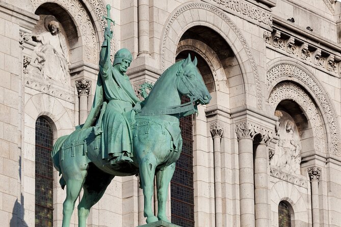Montmartre Scavenger Hunt and Highlights Self-Guided Tour - Language choices and group use