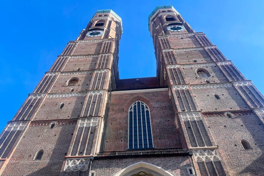 Munich: Self-guided sightseeing scavenger hunt for families - The Hofgarten starting point and the freedom to wander