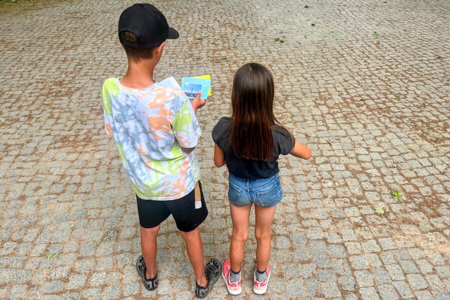 Munich: Self-guided sightseeing scavenger hunt for families - Lili and Oskar bring Bavarian character to the route