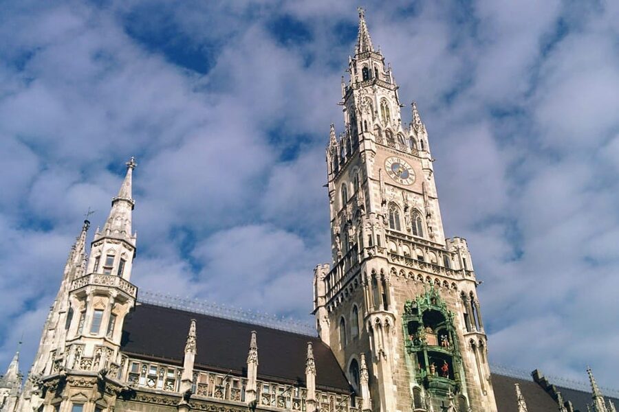 Munich: Self-guided sightseeing scavenger hunt for families - Pausing for museums, playgrounds, and ice cream