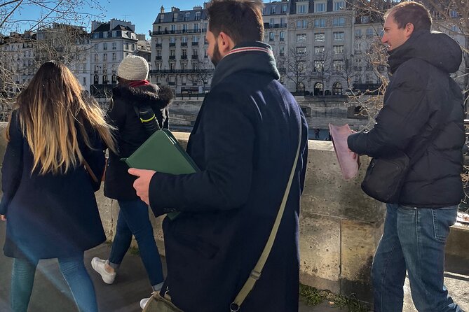Outdoor Escape Game in Paris : The Stone of Nicolas Flamel - Why the artifact bag matters