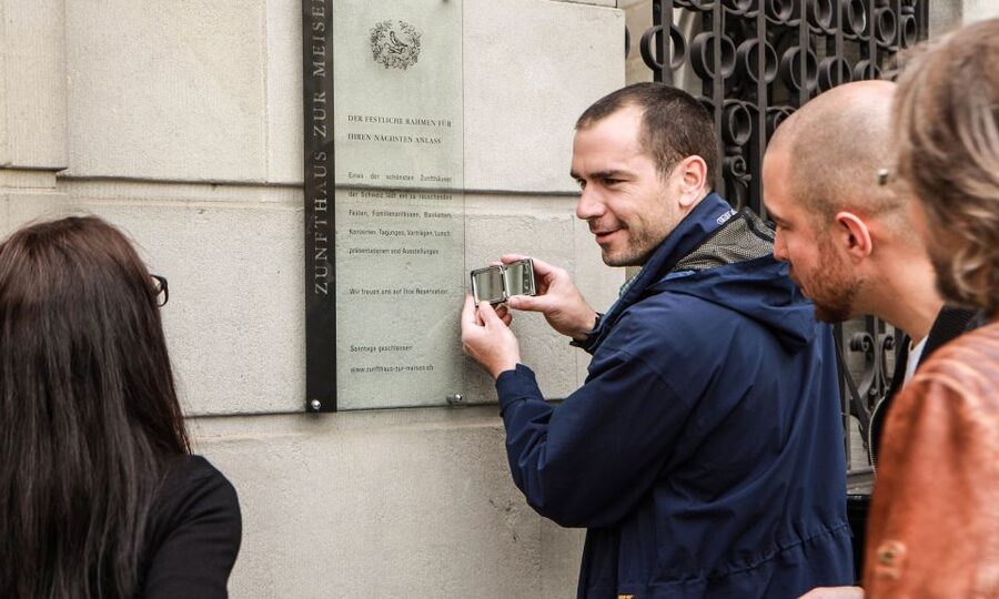 Outdoor Escape Game with Augmented Reality trough Zurich - How the augmented reality equipment works