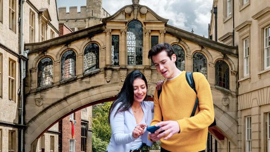 Oxford: City Tour & Exploration Game - Following the college streets and bicycle traffic