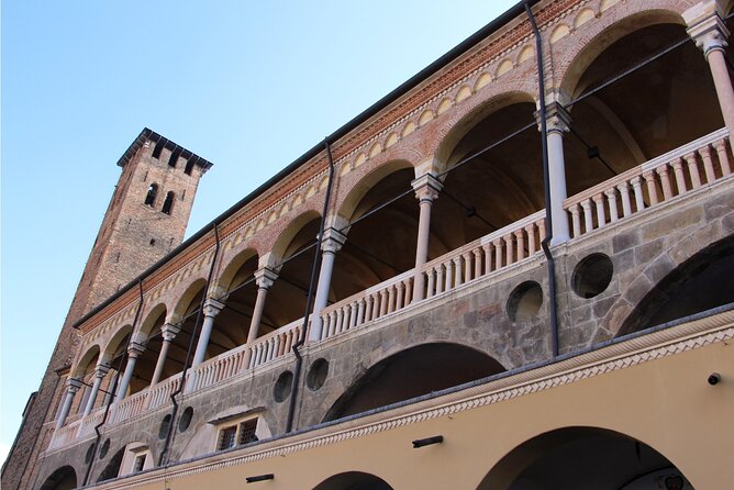 Padova Scavenger Hunt and Sights Self-Guided Tour - Palazzo del Bo and the academic side of the city