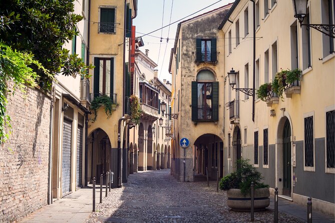 Padua Scavenger Hunt and Highlights Self Guided Audio Tour - Prato della Valle and the southern stretch