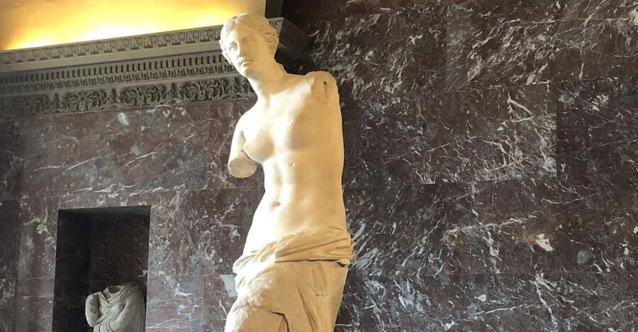 Paris Louvre : Private Treasure Hunt for Families or groups - Meeting below the Louis XIV statue