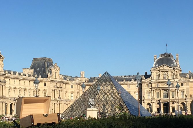Paris Treasure Hunt – Explore the Seine from Louvre to Eiffel - Solving clues near Pont Alexandre III
