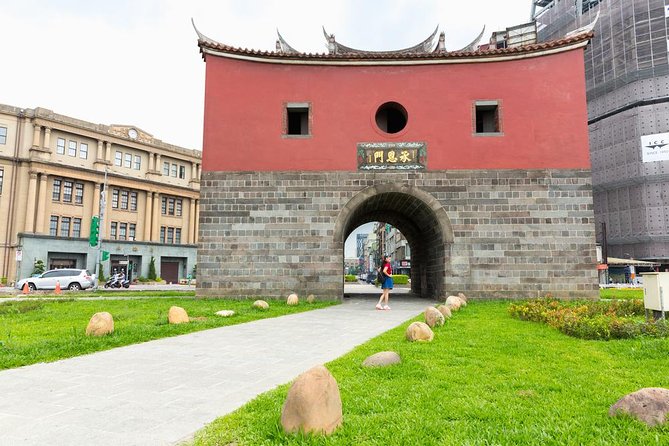 Private Car: 8 Hour Highly Customized Taipei City Exploration! - Longshan Temple: Taipei at its most immediate