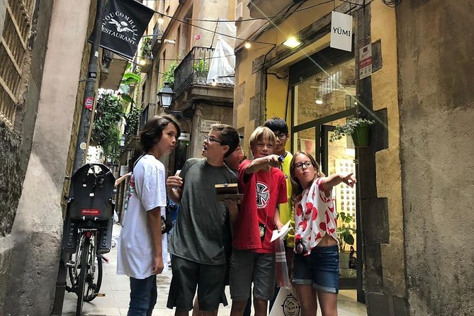 Private Family Treasure Hunt | Guided, fun & 100% Offline | Xventura Barcelona - The guide, group size, and pace