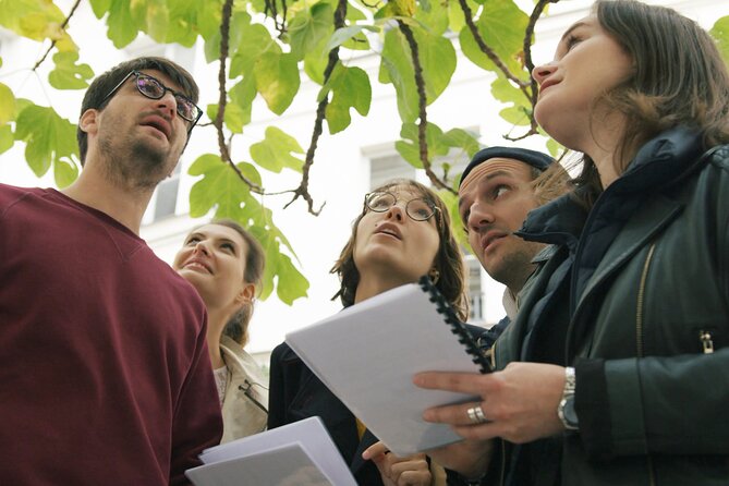 Private Scavenger Hunt in Montmartre - Following the road book through Montmartre