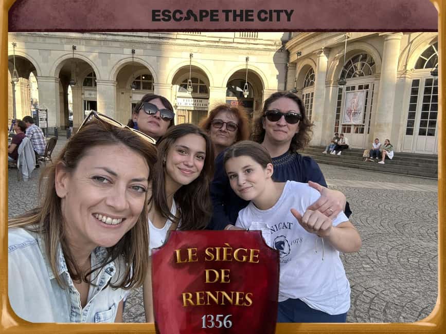 Rennes: Outdoor Escape Game - Le Siège de Rennes - The game master and the phone setup