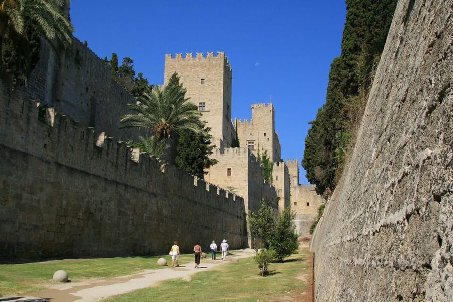 Rhodes: Private Medieval City Treasure Hunt with Food Stop - How the guide fits into the hunt