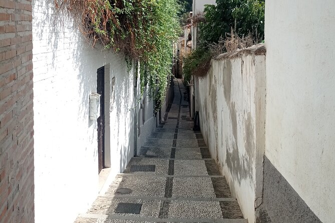 Royal Secrets of Granada: Self-Guided Dynasty Puzzle Quest - Starting at Plaza de las Pasiegas and the Cathedral