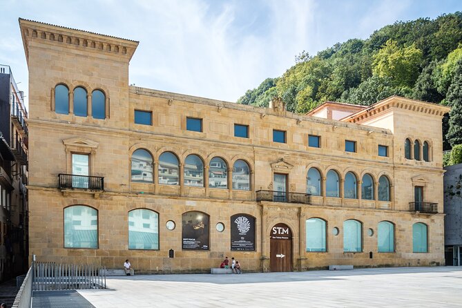 San Sebastian: Old Town Exploration Game and Tour - Food, the Sea Gate, and the Aquarium