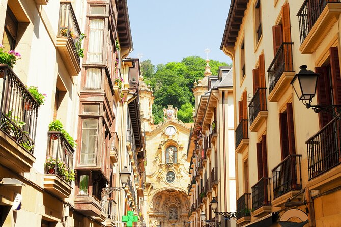 San Sebastian Scavenger Hunt & Highlights Self Guided Audio Tour - María Cristina Bridge and the first clues