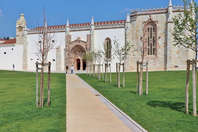 Secrets of Setúbal: Exploration Game and Tour - Four stone heads and a local grocery shop