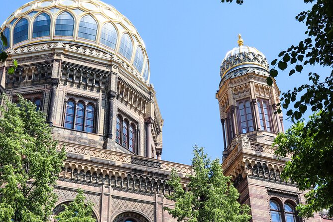 Self-Guided City Quest & First Date in Berlin - Neptunbrunnen and the Red City Hall