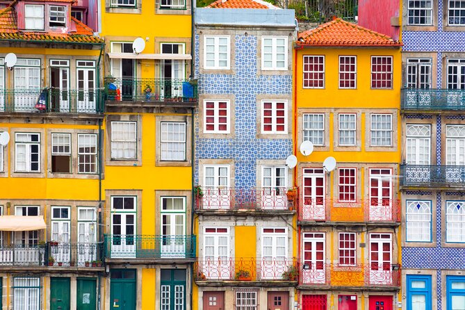 Self-Guided Scavenger Hunt and Tour in Porto - Seeing Palacio da Bolsa