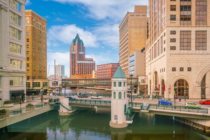Self-Guided Scavenger Hunt: Milwaukee A Splash of Color - The Pfister Hotel and its unusual name