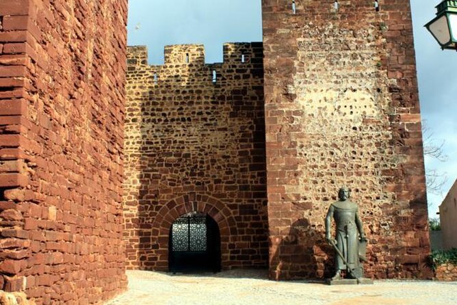 Silves Scavenger Hunt and Sights Private Self-Guided Tour - Looking Closely at Igreja da Misericórdia
