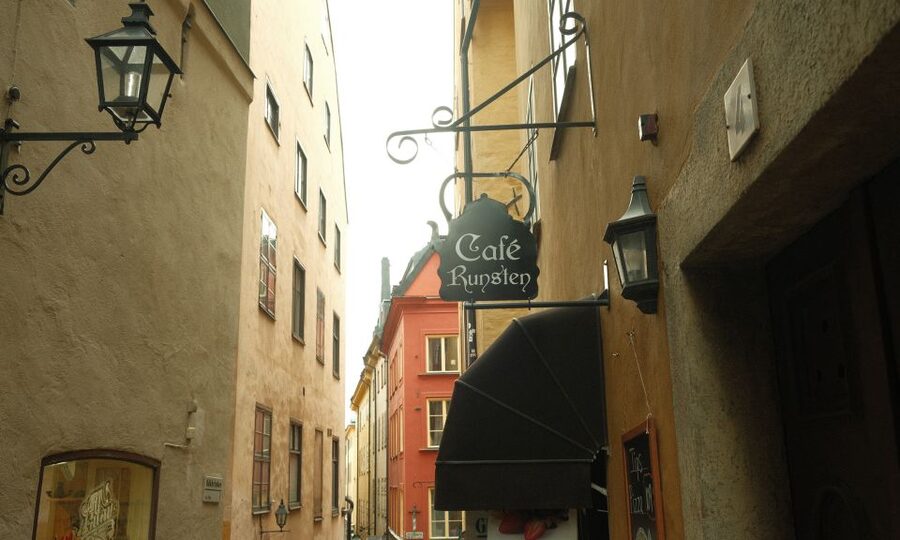Stockholm: Old Town Self-Guided Tour Learn and solve Puzzles - How the puzzles work in real use