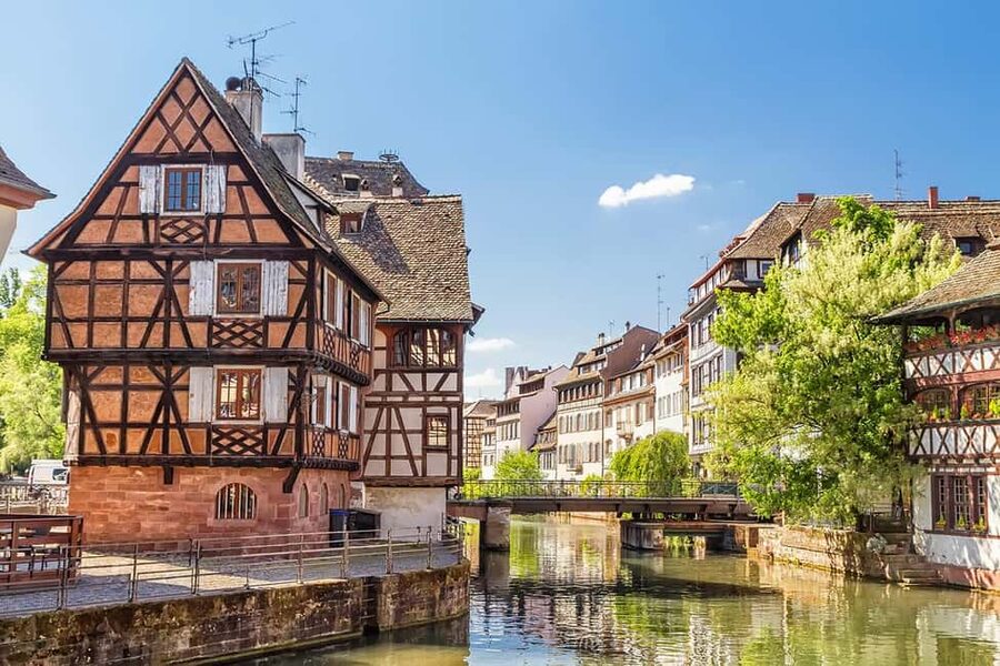 Strasbourg: City game - The Gold of Cagliostro - Place Gutenberg and Saint-Thomas Church add local character