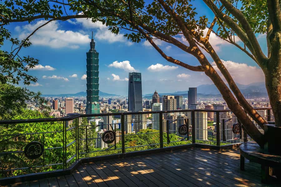 Taiwan Taipei: 8-Hour Customized Taipei City Exploration! - Chiang Kai-shek Memorial Hall and open garden space