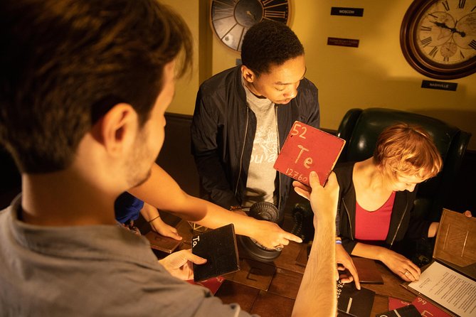 The Inheritance Mystery Escape Room - Josh and Lauren make the difference