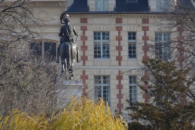 Treasure Hunt in Paris – From the Panthéon to the Louvre - Opening the chest beside the Louvre