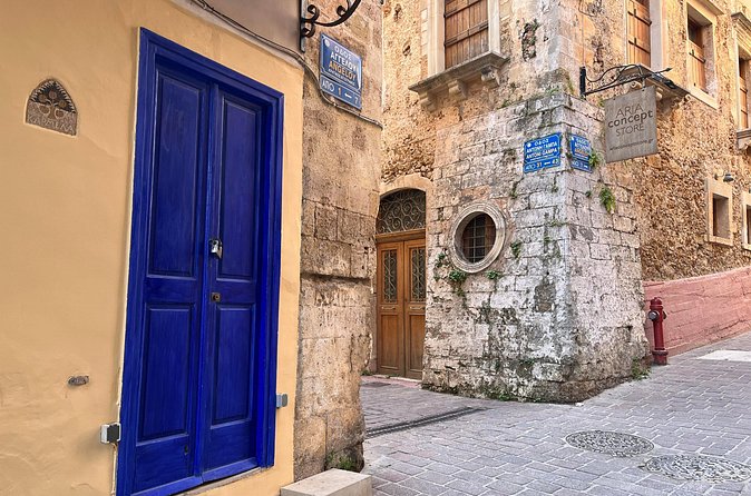 True Love in Chania: Self-Guided Romantic Puzzle Walk - Theotokopoulou and the Hand Monument