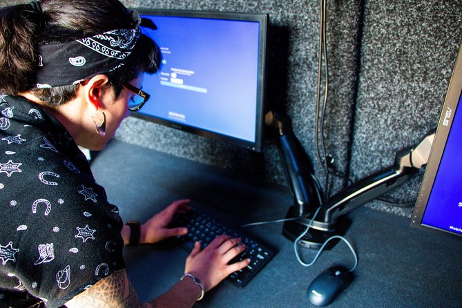 Undercover Agent Escape Game - High-Tech Spy Thriller - Inside London’s MI6 surveillance van