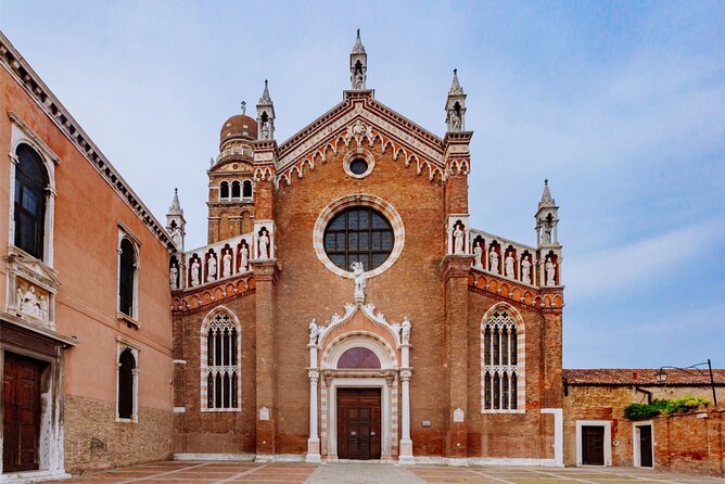 Venice Cannaregio Scavenger Hunt and Sights Self-Guided Tour - Looking for details at Santa Maria dei Miracoli