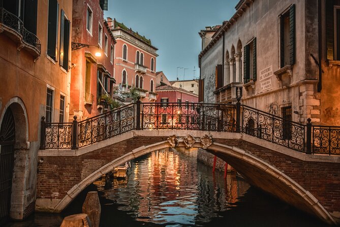 Venice Scavenger Hunt and Highlights Self Guided Audio Tour - Solving clues instead of following a flag