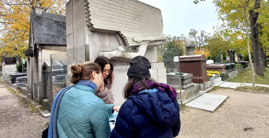 Who Killed Victor ? Escape Game at Père Lachaise Cemetery - What the guide adds to the game